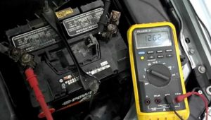 voltmeter testing alternator at car battery