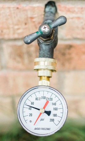 this image shows a water pressure gauge on an outdoor spigot